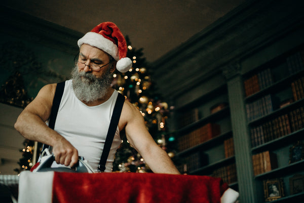 Le Père Noël prend ces produits à barbe et fait sa liste de cadeau pour homme chez Robin concept store masculin, boutique homme en ligne à Annecy, Lyon, Paris