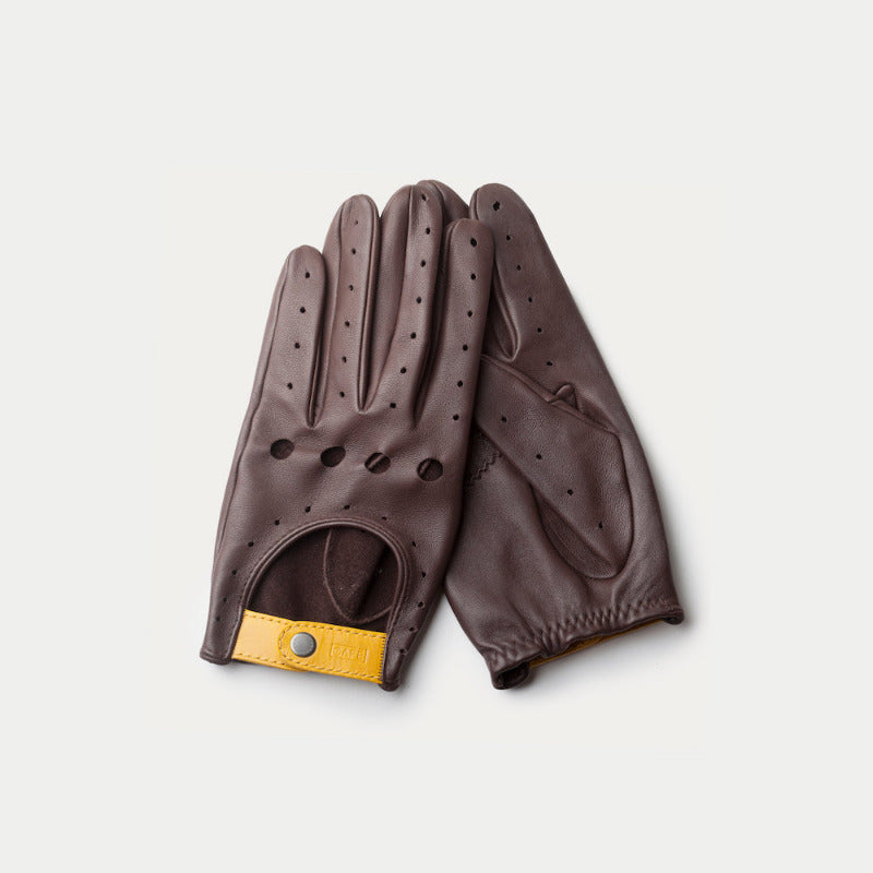 Gants de conduite avec tissu blanc entre doigts, de couleur marron clair