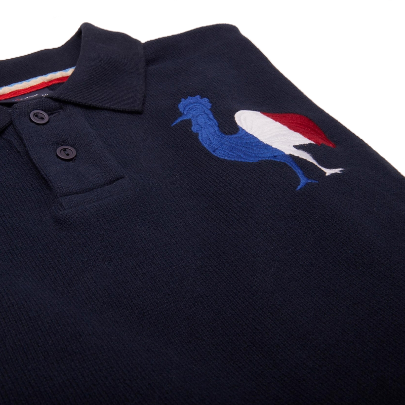 Logo brodé coq bleu, blanc, rouge sur polo à manche longue bleu.