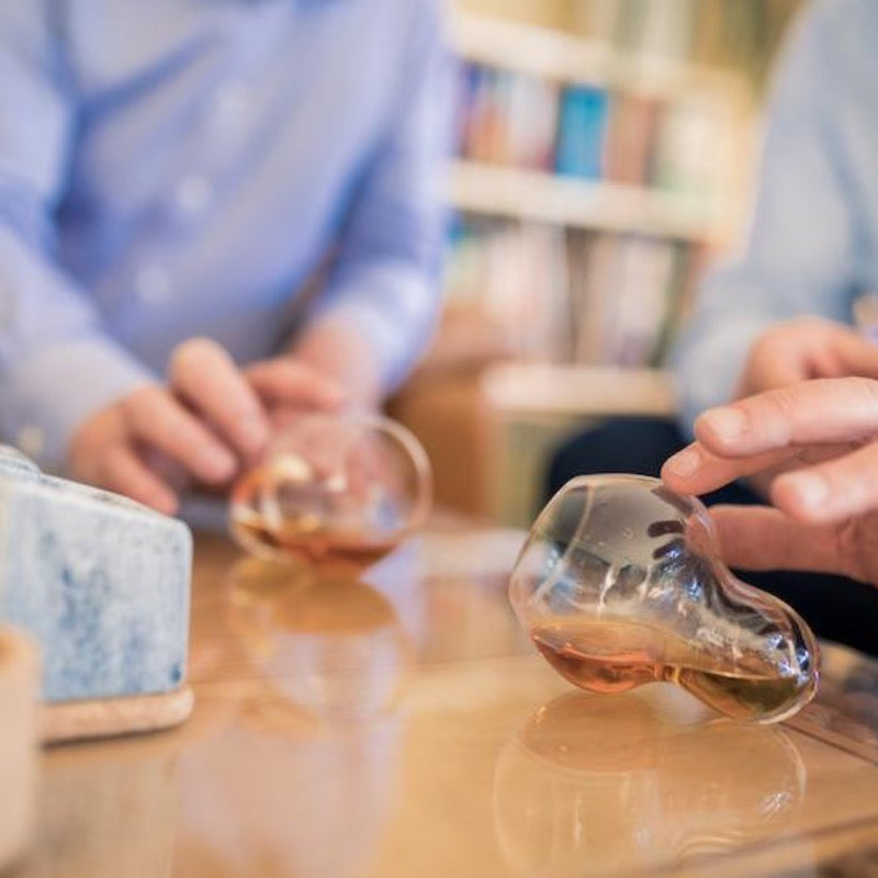 Verre Stenkall brun en action. verre de dégustation à whisky, rhum, cognac. Verre à spiritueux. Chez Robin concept store homme.