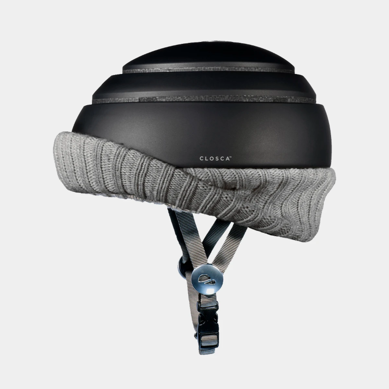 Casque Closca noir avec visière nordique pour tenir chaud. Casque pliable avec bonnet intégré chez Robin concept store.