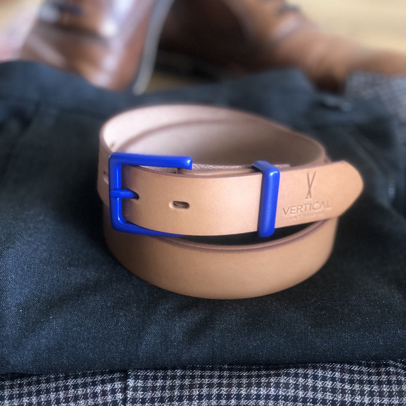 Ceinture en cuir camel claire 100% cuir véritable boucle bleu de verticale l'accessoire. Accessoire pour pantalon. accesoire de Mode interchangeable. Chez Robin concept store homme. Boutique en ligne de cadeau pour homme. Annecy