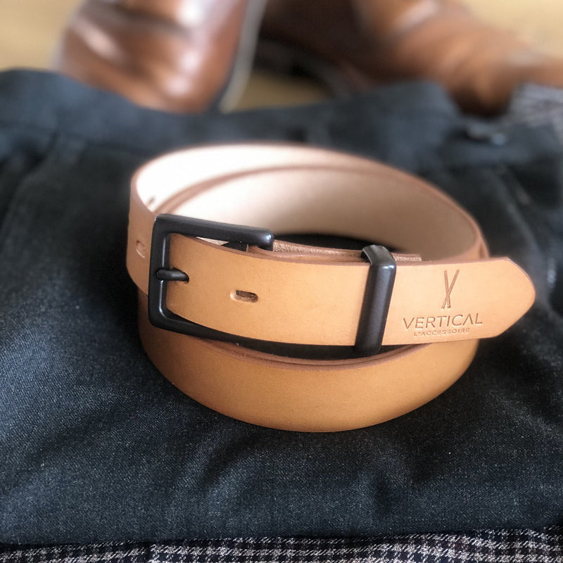 Ceinture en cuir camel claire 100% cuir véritable boucle noire de verticale l'accessoire. Accessoire pour pantalon. accesoire de Mode interchangeable. Chez Robin concept store homme. Boutique en ligne de cadeau pour homme. Annecy