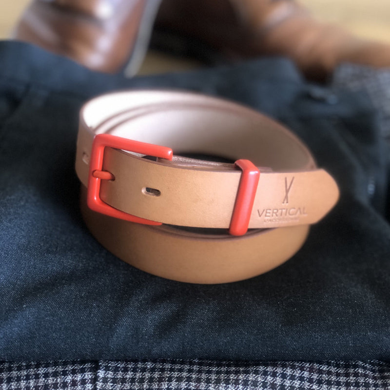 Ceinture en cuir camel claire 100% cuir véritable boucle orange de verticale l'accessoire. Accessoire pour pantalon. accesoire de Mode interchangeable. Chez Robin concept store homme. Boutique en ligne de cadeau pour homme. Annecy