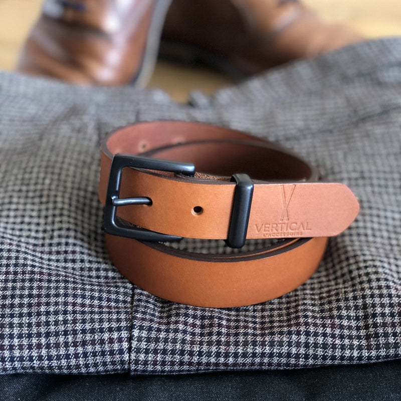 Ceinture en cuir camel 100% cuir véritable boucle noir de verticale l'accessoire. Accessoire pour pantalon. accesoire de Mode interchangeable. Chez Robin concept store homme. Boutique en ligne de cadeau pour homme. Annecy