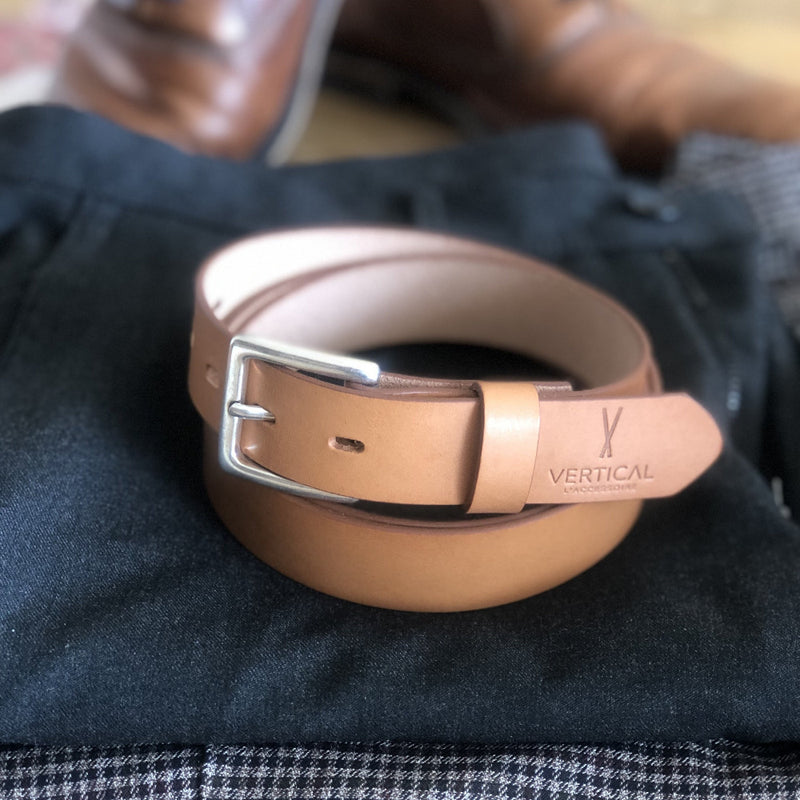 Ceinture en cuir camel claire 100% cuir véritable boucle argentée de verticale l'accessoire. Accessoire pour pantalon. accesoire de Mode interchangeable. Chez Robin concept store homme. Boutique en ligne de cadeau pour homme. Annecy