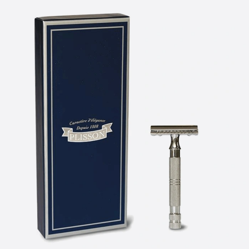 Rasoir de sureté en laiton chromé avec une tête à peigne ouvert de la marque Plisson 1808. Rasoir de sécurité et son coffret bleu pour homme pour un rasage sans risque. idée cadeau homme chez Robin concept store masculin.