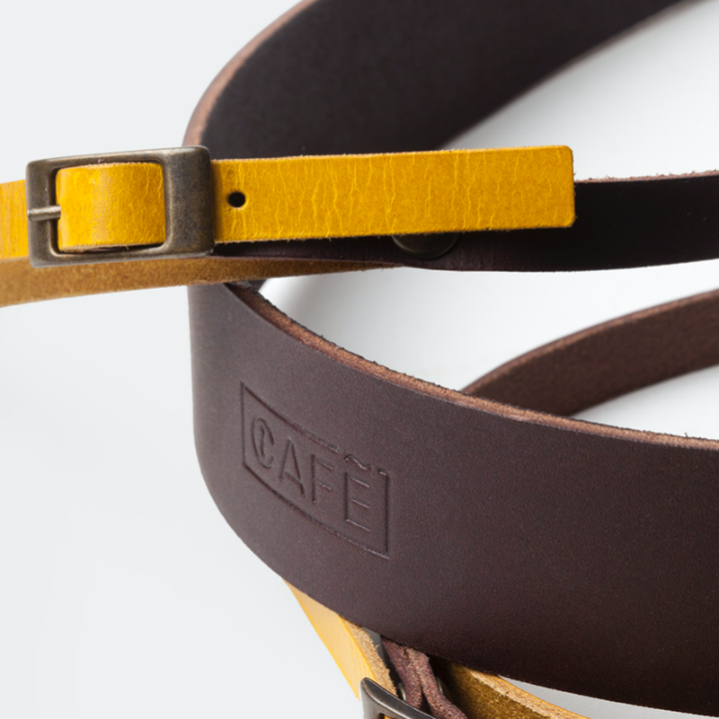 Dragonne en cuir de couleur marron et jaune pour appareil photo. Café Leather. Camera strap. Sangle cuir pour appareil photo. Lanière en cuir pour appareil photo. Une bonne idée cadeau chez Robin concept store homme, boutique en ligne de cadeau masculin. Annecy