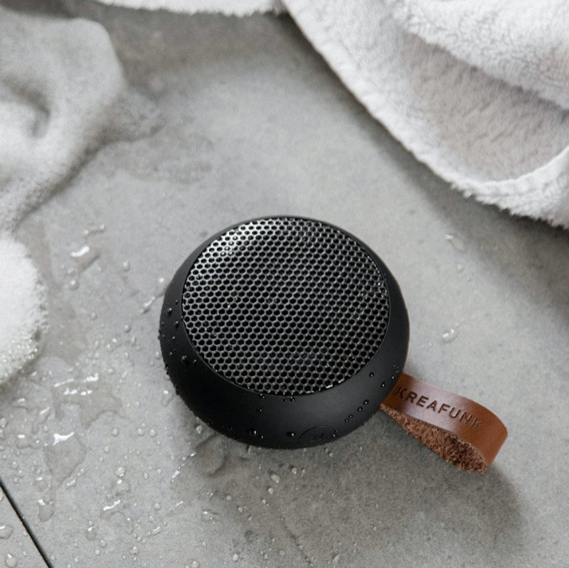 Enceinte de poche aGO black édition de Kreafunk avec coffret en bois. Enceinte miniature de poche. Haut parleur de poche Bluetooth avec laniére en cuir . Bonne idée cadeau. coffret en bois. coffret cadeau de noël chez Robin concept store masculin, concept store homme.