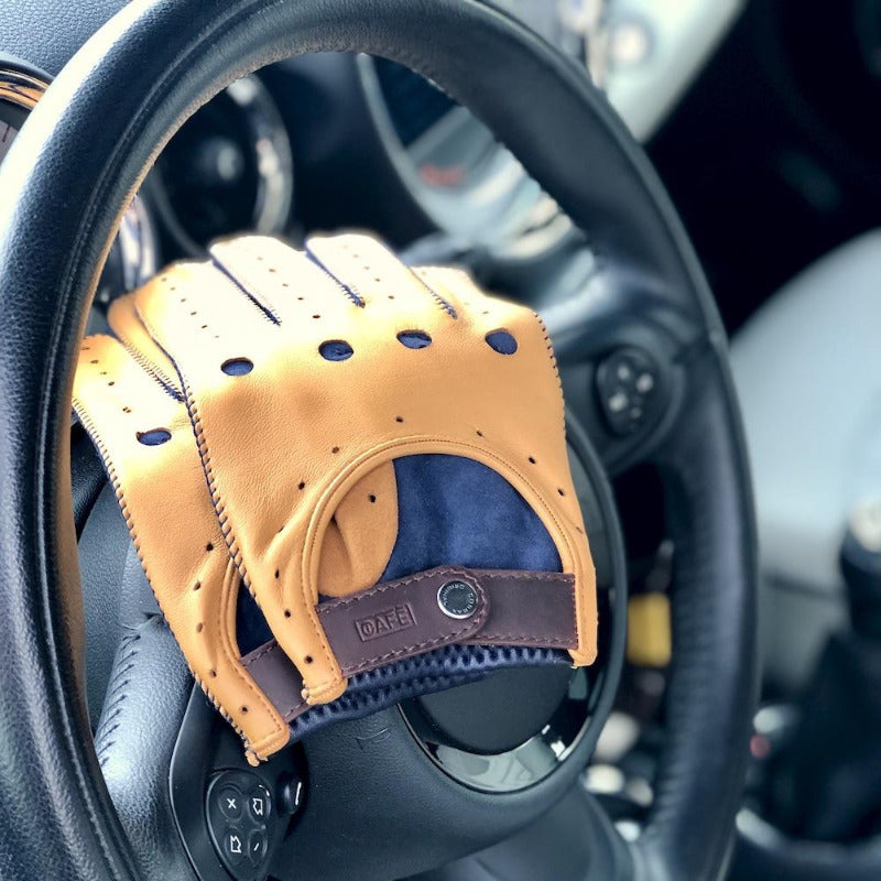 Gants de conduite marron et bleu foncé posé sur le volant d'une Mini Cooper. triton driving glove. Gants en cuir Annecy