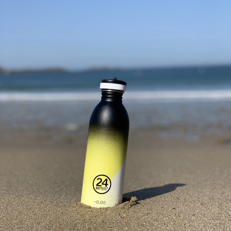 Gourde urban bottle de la marque 24 bottles. Gourde sport de couleur jaune, blanche et noire. Bouchon avec paille rabattable. Gourde en inox chez Robin concept store masculin.