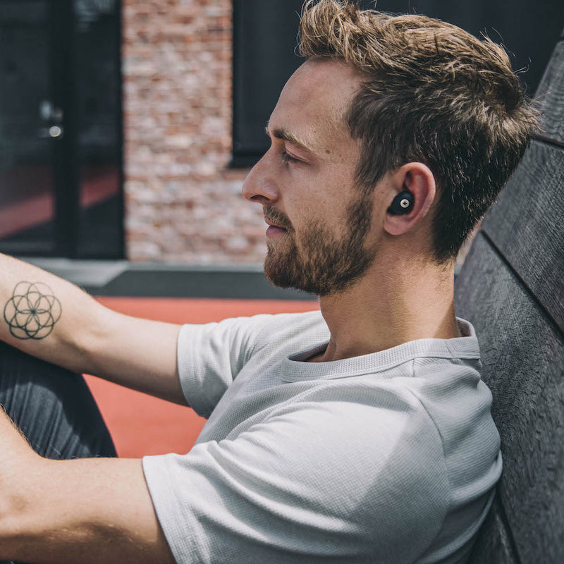 Écouteurs bluetooth aBEAN black édition de Kreafunk avec coffret en bois. Écouteurs sans fil bluetooth pour le sport. Écouteurs sans fil noir. Coffret cadeau. idée cadeau homme chez Robin concept store masculin, concept store homme.