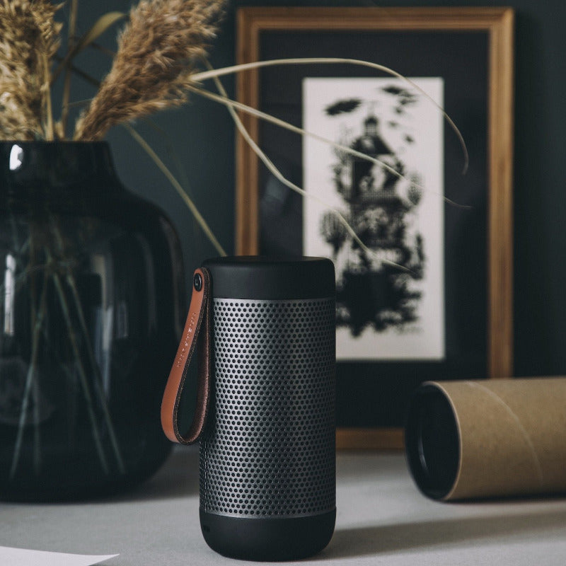 Enceinte connecté bluetooth aCOUSTIK black édition de kreafunk. Enceinte connectée nomade. Enceinte Buetooth noire résistante à la poussiére et l'eau. Enceinte avec lanniére en cuir. Enceinte sans fil. Haut parleur sans fil. Cadeau homme. Coffret cadeau en bois. Une bonne idée cadeau chez Robin concept store masculin, concept store homme.