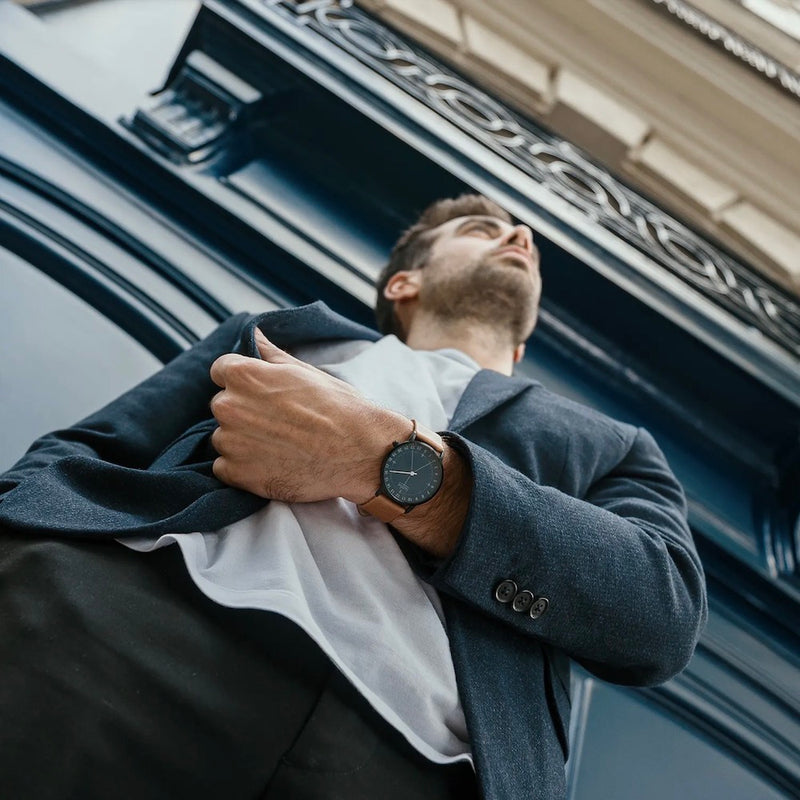 Montre bracelet cuir marron, cadran bleu mono aiguille 24h.