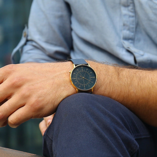 Montre mono-aiguille avec cadran 12H sur fond bleu et finition or. Montre original homme.