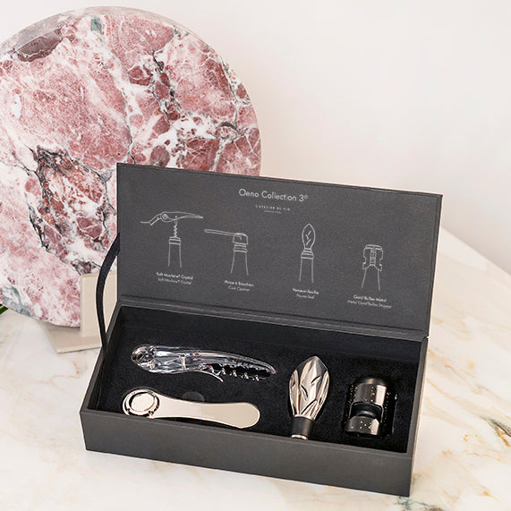 Coffret Tire-bouchon de l'Atelier du Vin, pince à bouchon, Verseur pour le vin, bouchon de garde pour le champagne. Accéssoires pour le vin et champagne dans un coffret en bois chez Robin concept store masculin, boutique en ligne de cadeau pour homme.