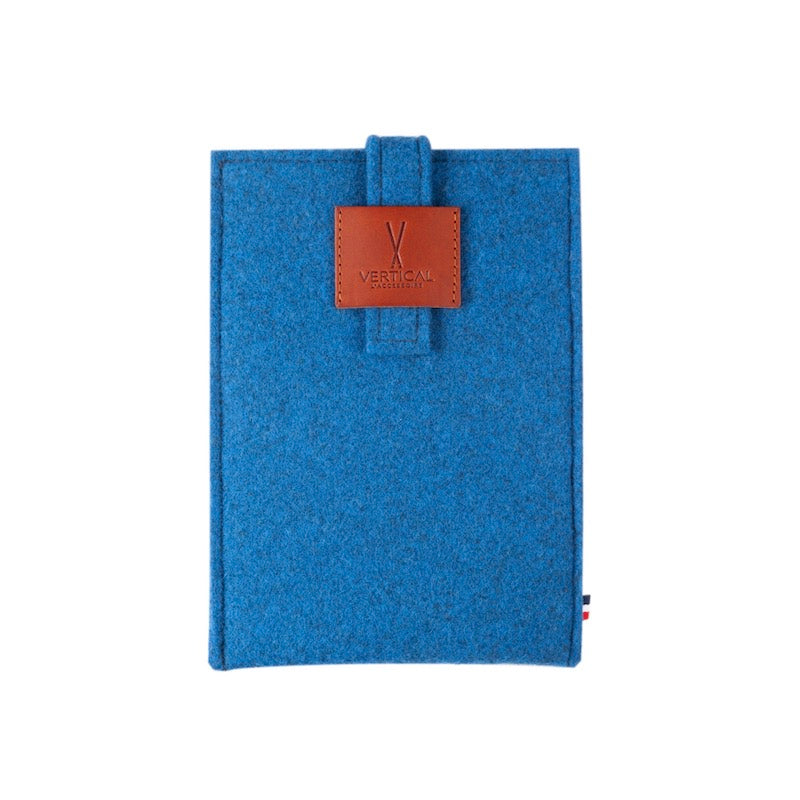 Pochette en feutre bleu de la marque Vertical l'accessoire. Housse tablette.