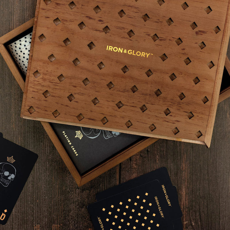 Coffret poker premium dans une boite en bois avec jeu de carte premium noir et jeton de poker. Cadeau pour homme.