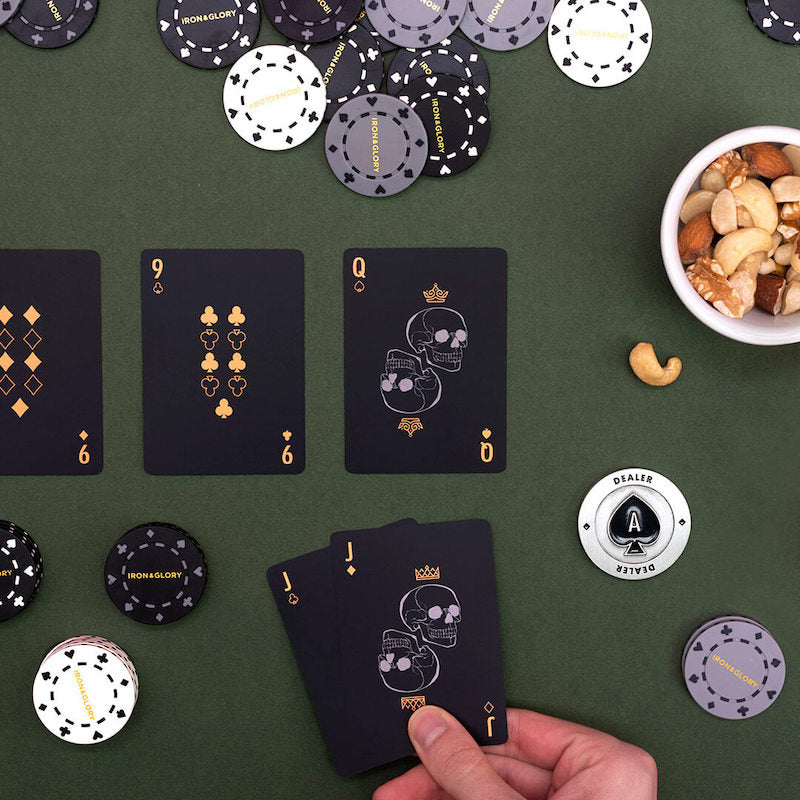 Jeu de carte premium noir et jeton pour jouer au poker. Cadeau pour homme.