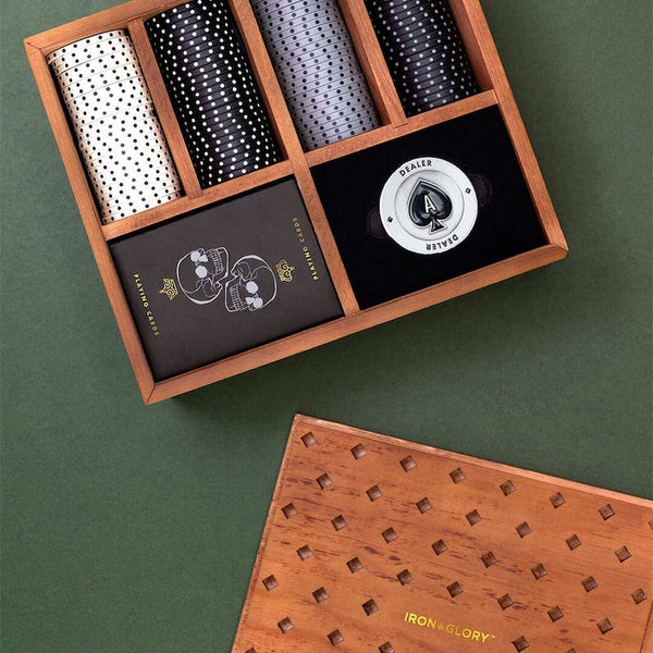 Set de poker dans un coffret en bois avec jetons, jeu de carte et jeton de donneur en métal. Cadeau pour homme 
