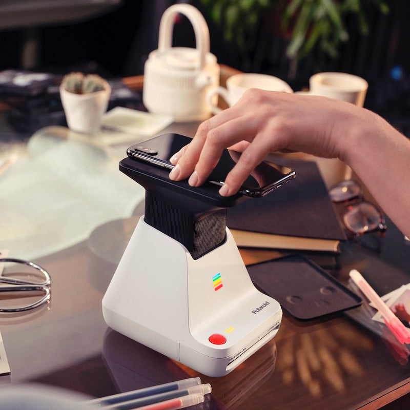 Imprimante Polaroid-lab de la marque Polaroid. Imprime les photos depuis votre smartphone au format original des films Polaroid. Idée cadeau pour homme chez Robin concept store masculin.