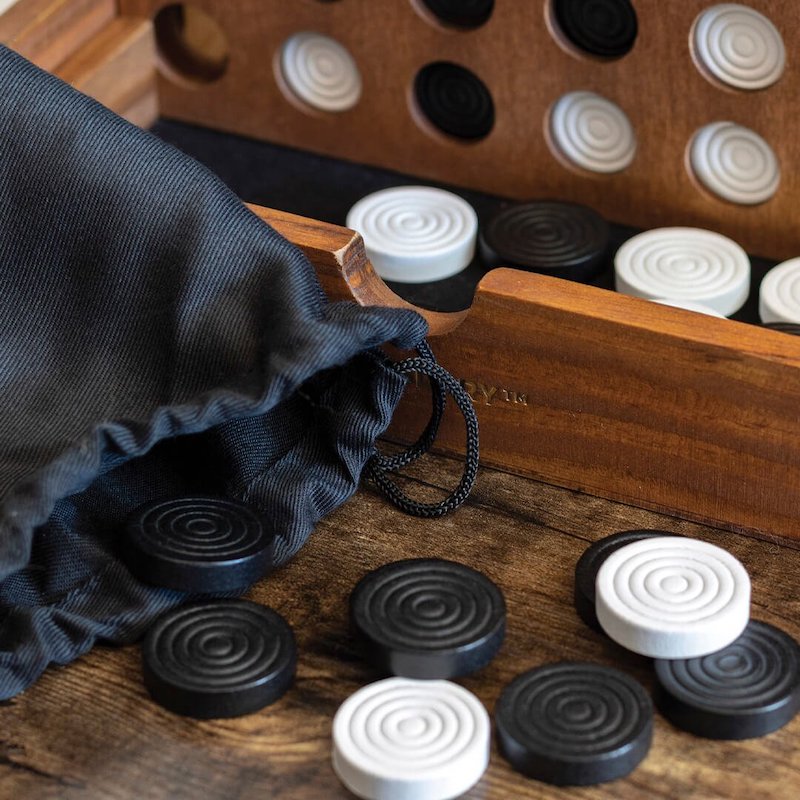 Jeu de société puissance 4 en bois avec jeton en bois et pochon en coton noir.