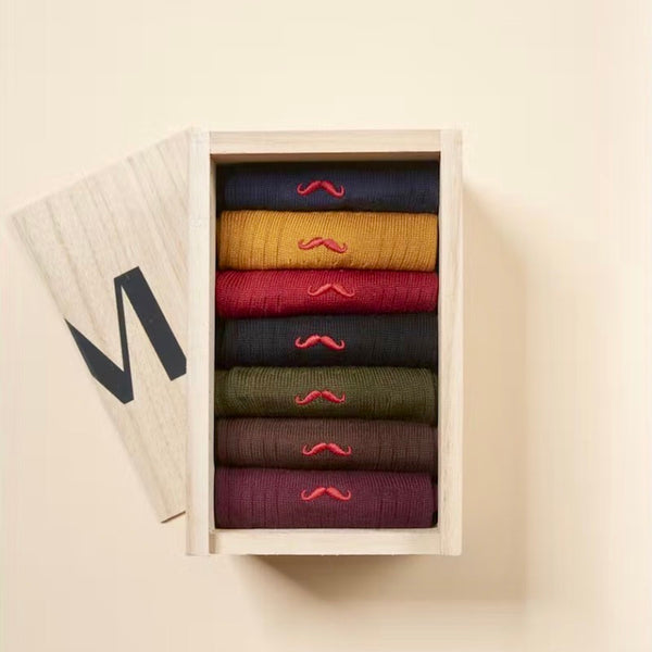 Coffret semainier en bois avec chaussettes en couleur et petite moustache brodé. Cadeau poour homme.