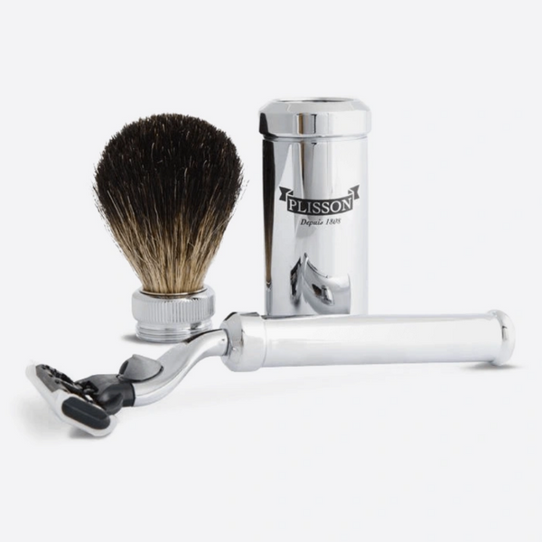 Set de rasage pour le voyage de la marque Plisson. Blaireau de voyage en laiton et tube de ragement avec un rasoir en laiton muni d'une lame Gilette Mach3. Nécessaire de voyage pour homme. Idée cadeau chez Robin concept store masculin.