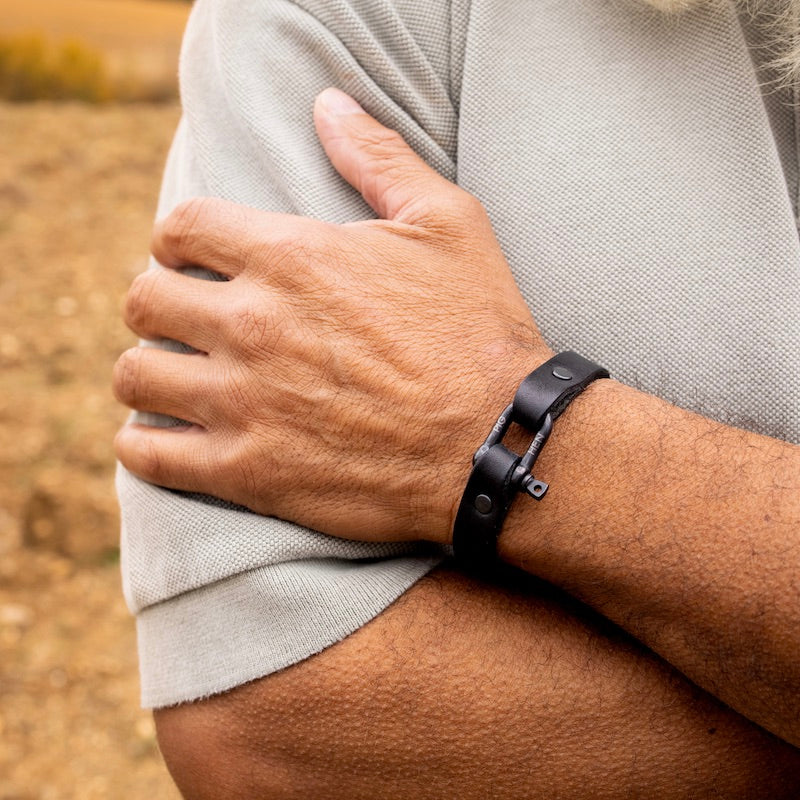 Bracelet en cuir Sharp Simon de Pig & Hen. Bracelet en cuir au tannage végétale. Bracelet en cuir noir fait main par des artisans de Toscane. Bracelet homme et accessoire de mode chez Robin concept stotre masculin, boutique en ligne de cadeau pour homme. Annecy