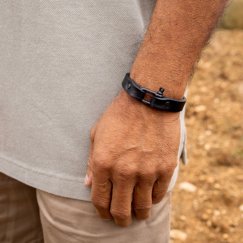 Bracelet en cuir noir Sharp Simon de Pig & Hen. Bracelet en cuir au tannage végétale. Bracelet en cuir fait main par des artisans de Toscane. Bracelet homme et accessoire de mode chez Robin concept stotre masculin, boutique en ligne de cadeau pour homme. Annecy