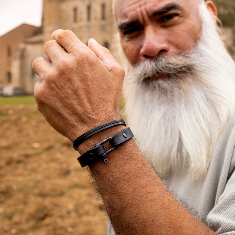 Bracelet en cuir Sharp Simon de Pig & Hen. Bracelet en cuir au tannage végétale. Bracelet en cuir fait main par des artisans de Toscane. Bracelet noir homme et accessoire de mode chez Robin concept stotre masculin, boutique en ligne de cadeau pour homme. Annecy