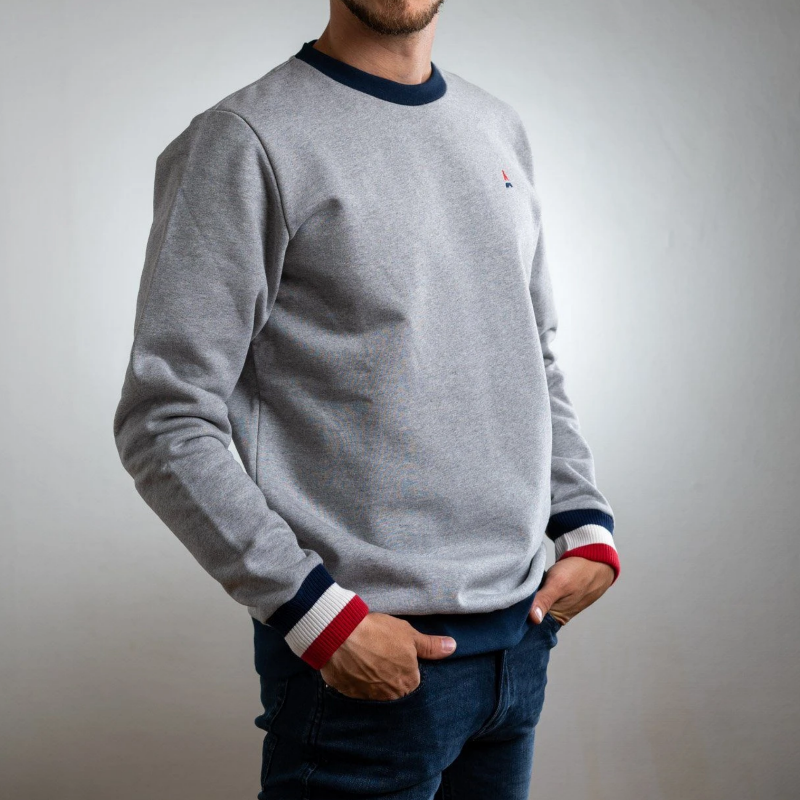 Sweatshirt homme, 100% coton bio | 350g/m², GRIS, LEON de la Maison Ft, vêtement pour homme, aux couleurs Française, maillot tricolore. Idée cadeau, noël, fête des pères chez Robin concept store masculin à Annecy, concept store homme.