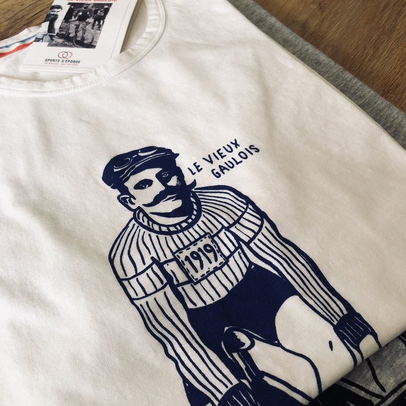 T-shirt blanc pour homme avec cycliste imprimé de la marque sports d'époque. Le cycliste dit le vieux gaulois avec la moustache de 1919. Maillot de cycliste historique. Tee-shirt le vieux gaulois sport d'époque chez Robin concept store masculin, boutique en ligne de cadeau pour homme Annecy.