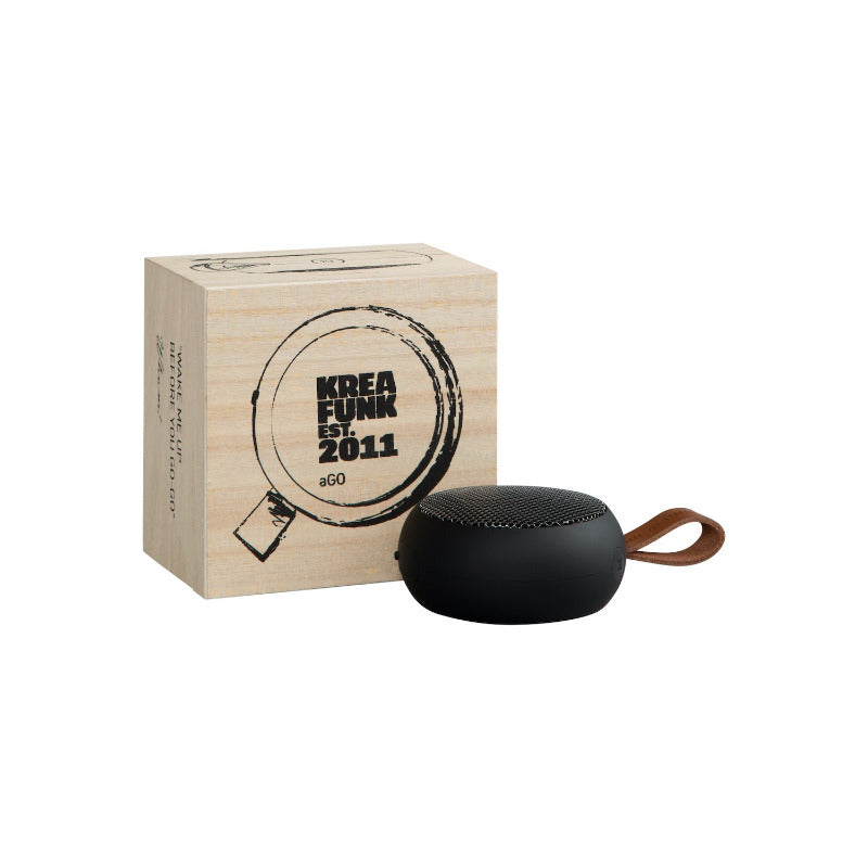 Enceinte de poche aGO black édition de Kreafunk avec coffret en bois. Enceinte miniature de poche. Haut parleur de poche Bluetooth avec laniére en cuir . Bonne idée cadeau. coffret en bois. coffret cadeau de noël chez Robin concept store masculin, concept store homme.