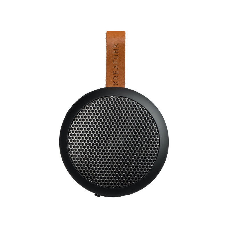 Enceinte de poche aGO black édition de Kreafunk avec coffret en bois. Enceinte miniature de poche. Haut parleur de poche Bluetooth avec laniére en cuir . Bonne idée cadeau. coffret en bois. coffret cadeau de noël chez Robin concept store masculin, concept store homme.