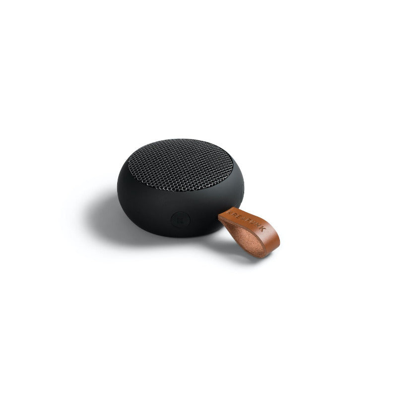 Enceinte de poche aGO black édition de Kreafunk avec coffret en bois. Enceinte miniature de poche. Haut parleur de poche Bluetooth avec laniére en cuir . Bonne idée cadeau. coffret en bois. coffret cadeau de noël chez Robin concept store masculin, concept store homme.