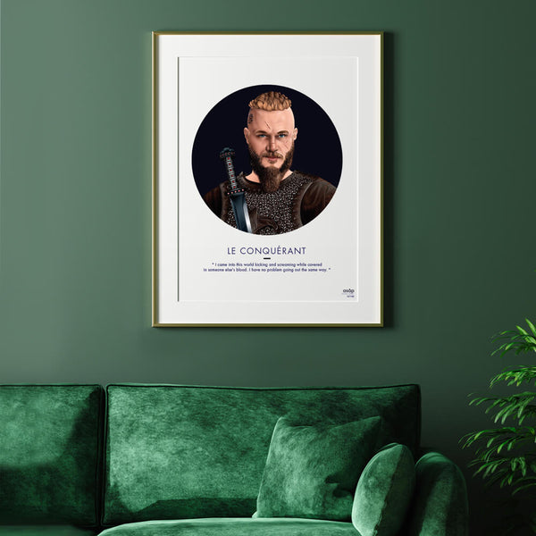 Affiche lifestyle sur fond bleu nuit du portrait de Ragnar LE CONQUÉRANT décoration murale. Série Viking. Affiche déco, Affiche design, affiche tendance, deco design, deco tendance. Artwotk, art-print, poster cinéma. Affichez votre style. Une bonne idée cadeau chez ROBIN concept store, boutique en ligne de cadeau pour homme. Annecy