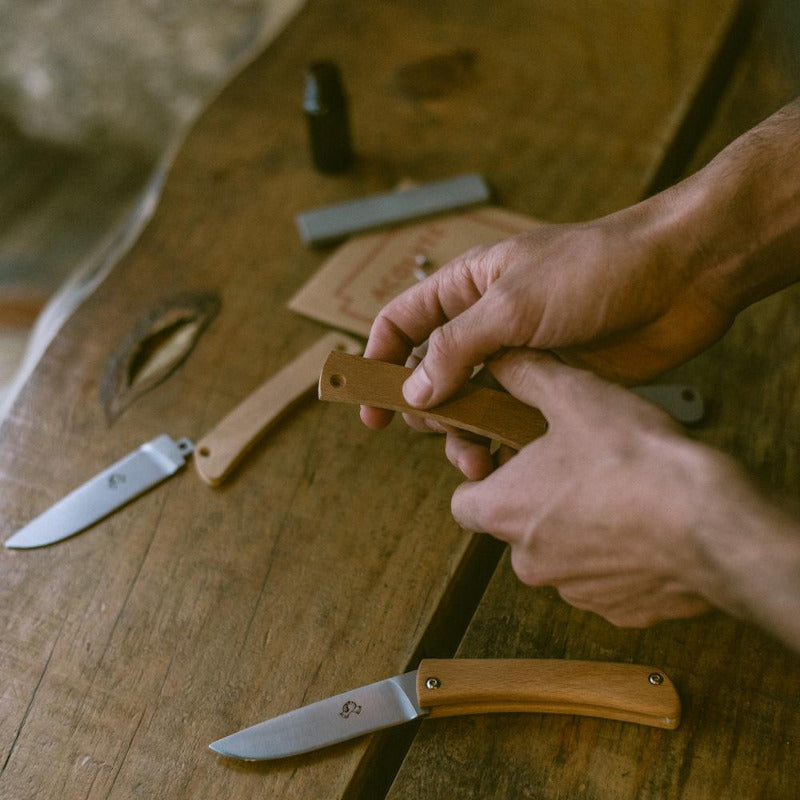 Couteau pliant Acolyte en bois de hêtre ou de noyer made in France. Lame de Thiers, manche en bois français. Couteau à fabriquer sois même 100% français. Chez Robin concept store, boutique en ligne de cadeau pour homme. Annecy