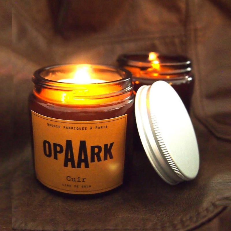 Bougie parfumé mèche en bois Opaark. Bougie d'intérieure allumer, diffusion pendant 25 heures. Fragrance cuir