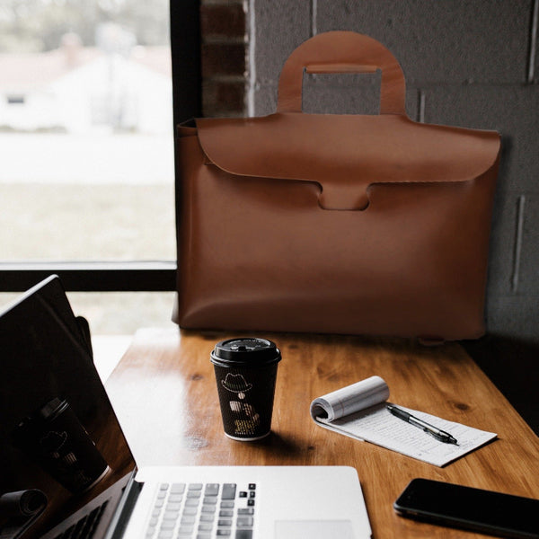 Sacoche porte ducuments en cuir La Bouclée. Sacoche fait d'une seul pièce de cuir entrelacée sans couture, ni bouton. Robin concept store boutique en ligne de cadeau pour homme à Annecy.