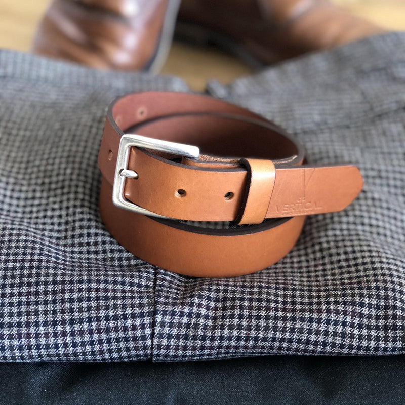 Ceinture en cuir camel 100% cuir véritable de verticale l'accessoire. Accessoire pour pantalon. accesoire de Mode interchangeable. Chez Robin concept store homme. Boutique en ligne de cadeau pour homme. Annecy