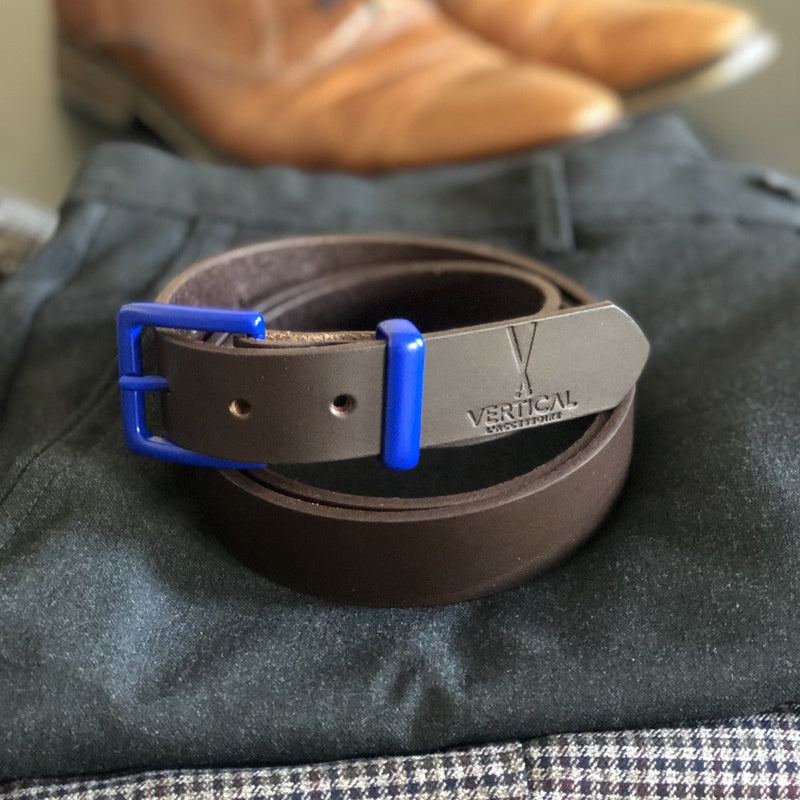 Ceinture 100% cuir véritable brun  à boucle bleu interchangeable de la marque Verticale l'accessoire. Ceinture fabriqué en france. Ceinture en cuir chez Robin concept store, boutique en ligne de cadeau pour homme. Annecy