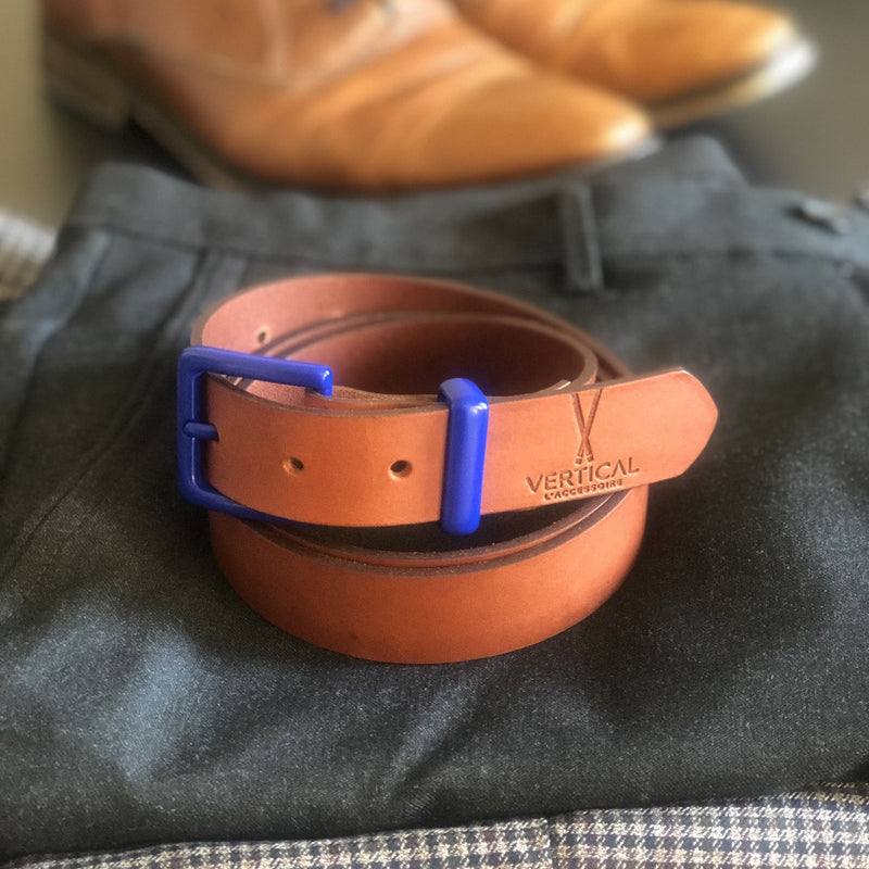 Ceinture 100% cuir véritable marron à boucle bleu interchangeable de la marque Verticale l'accessoire. Ceinture fabriqué en france. Ceinture en cuir chez Robin concept store, boutique en ligne de cadeau pour homme. Annecy