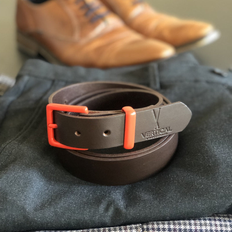 Ceinture 100% cuir véritable brun  à boucle orange interchangeable de la marque Verticale l'accessoire. Ceinture fabriqué en france. Ceinture en cuir chez Robin concept store, boutique en ligne de cadeau pour homme. Annecy