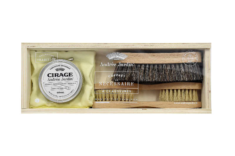 Coffret entretien chaussure, cirage naturel, brosse  soie blanche, brosse en crin, chamoisine microfibre. entretenir chaussure de ville en cuir, cire d'abeille. En coffret cadeau. Une bonne idée cadeau chez ROBIN concept store masculin, concept store homme.