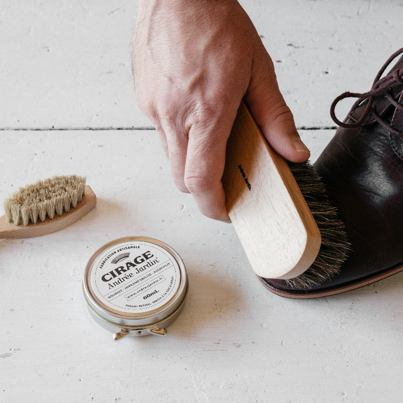 Coffret entretien chaussure, cirage naturel, brosse  soie blanche, brosse en crin, chamoisine microfibre. entretenir chaussure de ville en cuir, cire d'abeille. En coffret cadeau. Une bonne idée cadeau chez ROBIN concept store masculin, concept store homme.