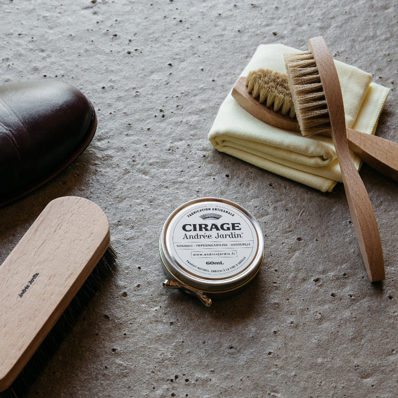 Coffret entretien chaussure, cirage naturel, brosse  soie blanche, brosse en crin, chamoisine microfibre. entretenir chaussure de ville en cuir, cire d'abeille. En coffret cadeau. Une bonne idée cadeau chez ROBIN concept store masculin, concept store homme.