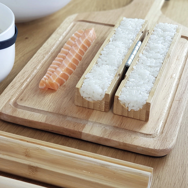 Set pour fabriquer des sushis parfaitement. Appareil en bambou idéal pour les makis.