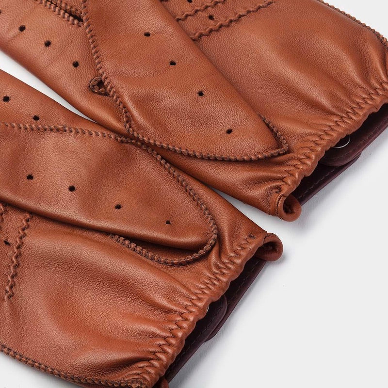 Gants de conduite marron roasted avec fermeture à pression de café leather. triton driving glove . Gants de vélo, gants de moto, gants de voiture, gants de pilote. Voiture Porshe. Gants en cuir fait main en Espagne. Chez Robin concept store, boutique en ligne de cadeau pour homme. Annecy