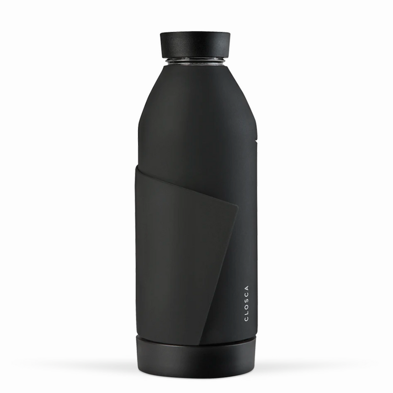 Gourde en verre avec un revêtement en silicone noir et sa lanière . Gourde design minimaliste, pratique, deux ouverture, lanière pour fixer la gourde Closca partout, sur le vélo, le sac. Bouteille en verre, accessoire de vélo, randonnée. Chez Robin concept store homme; boutique en ligne de cadeau pour homme. Annecy